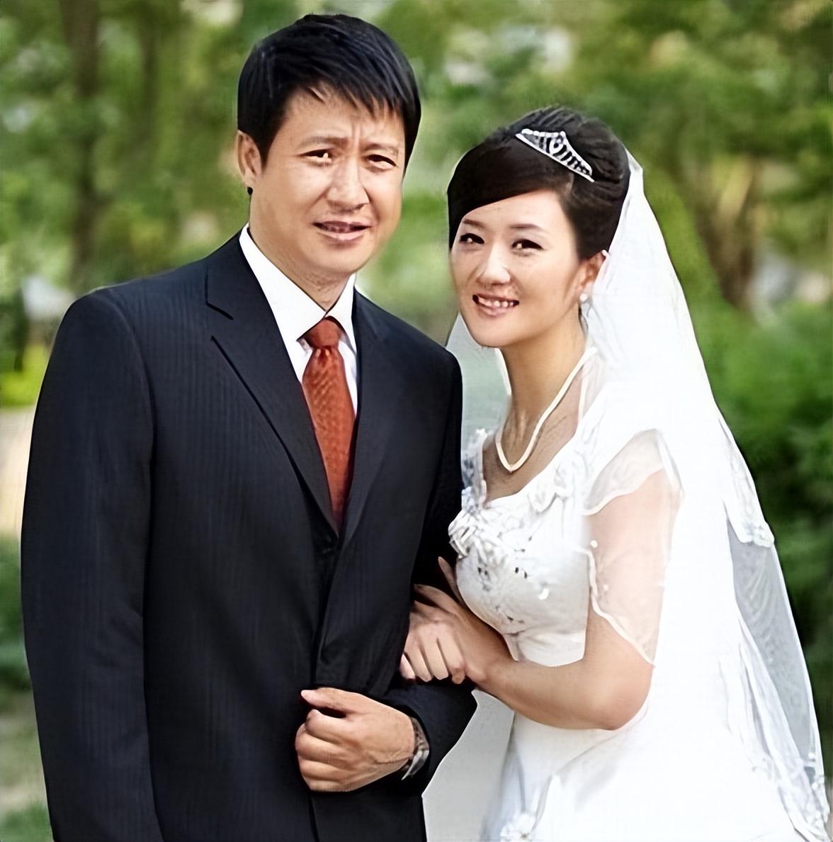 张国强因穷被迫离婚40岁二婚带子娶女明星如今苦尽甘来
