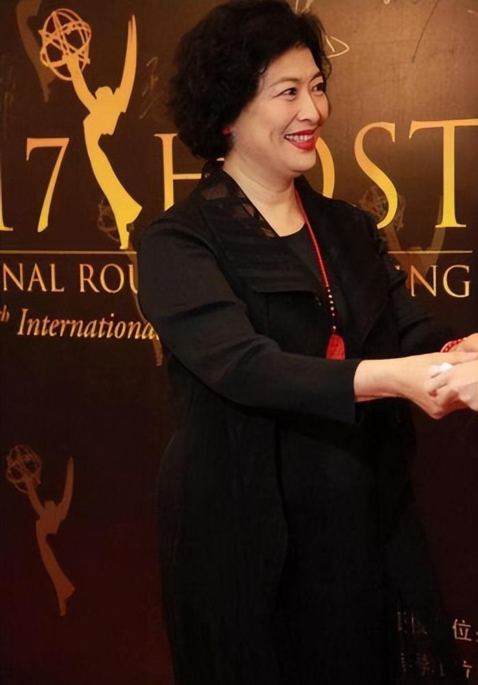 回顾知名演员许娣和初恋老公恩爱41年生一子拍戏收入全都交给他