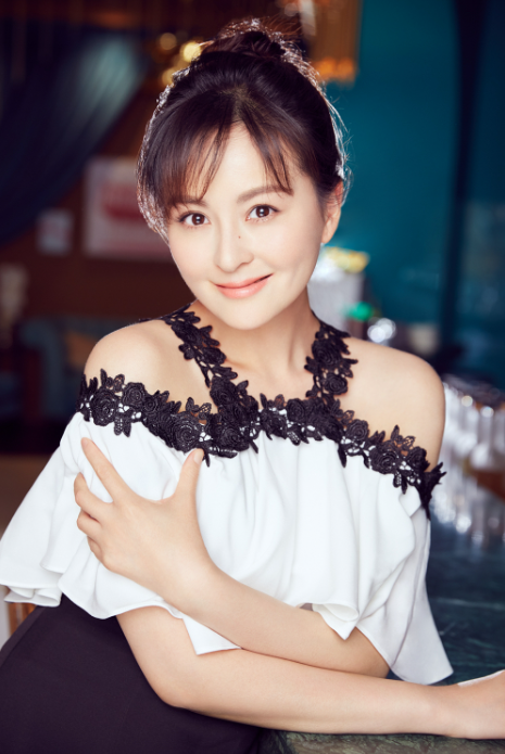 她被誉为干净的女演员富商苦追10年才嫁今和女儿被宠如宝