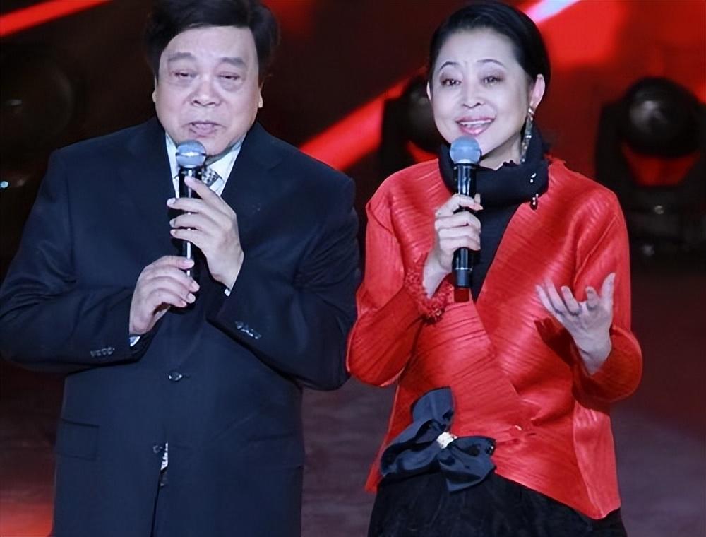 回顾倪萍主持生涯最大的事故春晚直播现场收到四张白纸