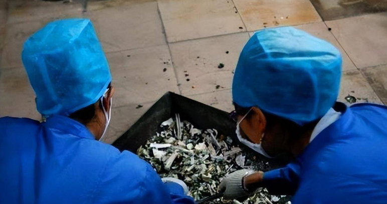 大学毕业后,云小林来到北京八宝山殡仪馆实习.