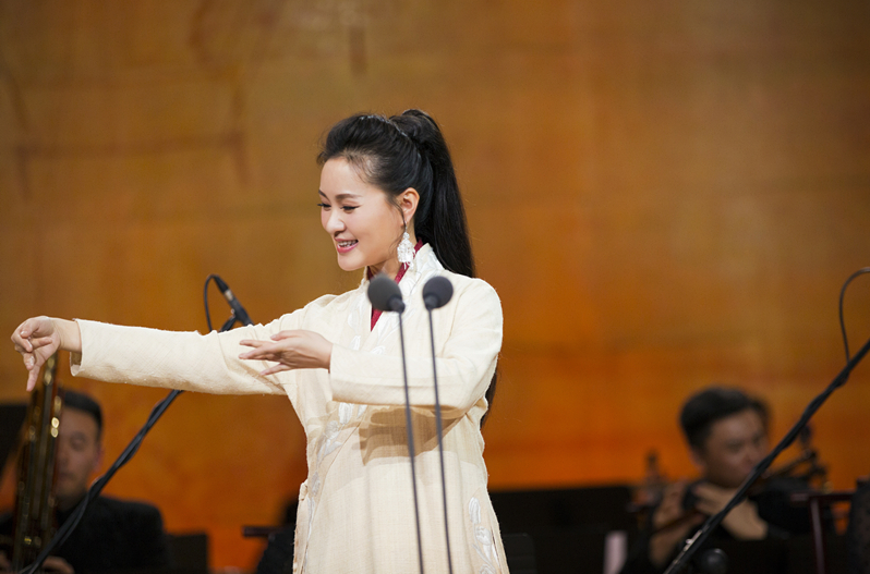 2009年,30岁的雷佳还在攻读硕士学位,事业上已经小有成就.