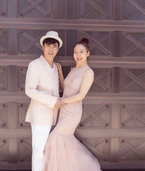 回顾模范父亲范明对继子视如己出对女儿严中带慈对妻子一心一意