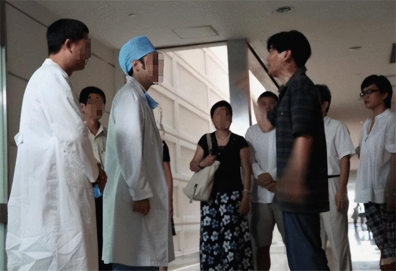 纪实男童咳嗽就医输液中突然去世2小时后主治医生坠楼身亡