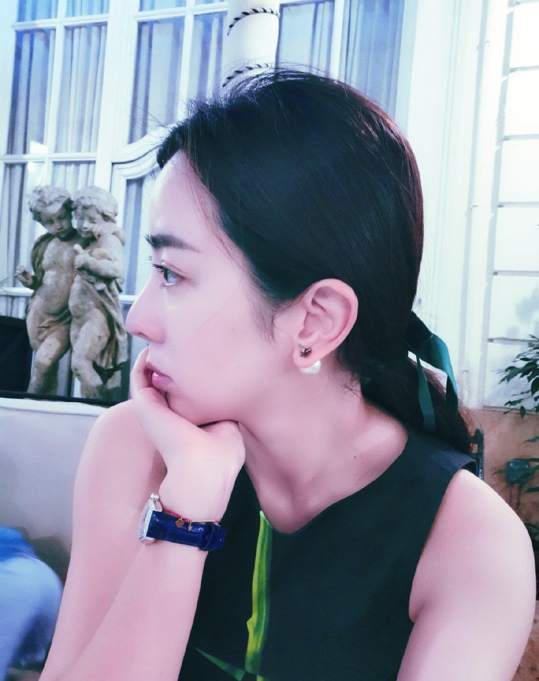 回顾央视花旦李思思嫁大学同学3年生2子婚后被老公宠上天