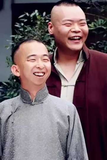 回顾丑角巨兴茂长相奇特7年赚上亿把漂亮老婆宠成宝
