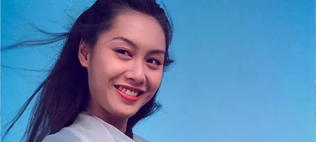 回顾52岁朱茵现状住深山残屋开97年破车活成娱乐圈李子柒