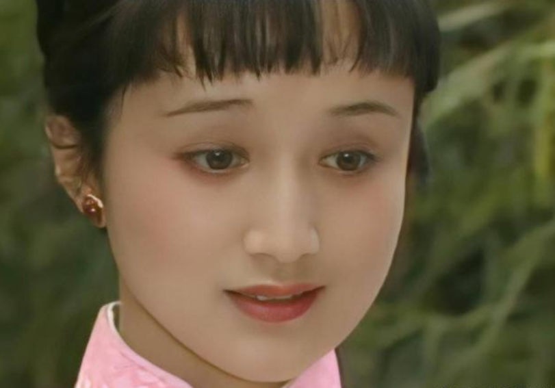 回顾杨昆:卖掉千万别墅为夫还债,靠2500退休金生活,如今怎样了?