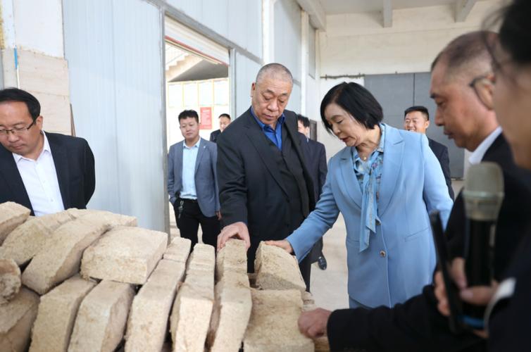 崔培军这位来自河南长垣的企业家,因为他对员工的慷慨和无私付出,而