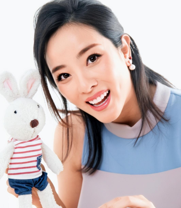 这时候,主持人马东出面了.