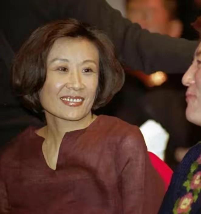 回顾苏小明成名后与前夫离婚出国后加入法国国籍现回国当演员