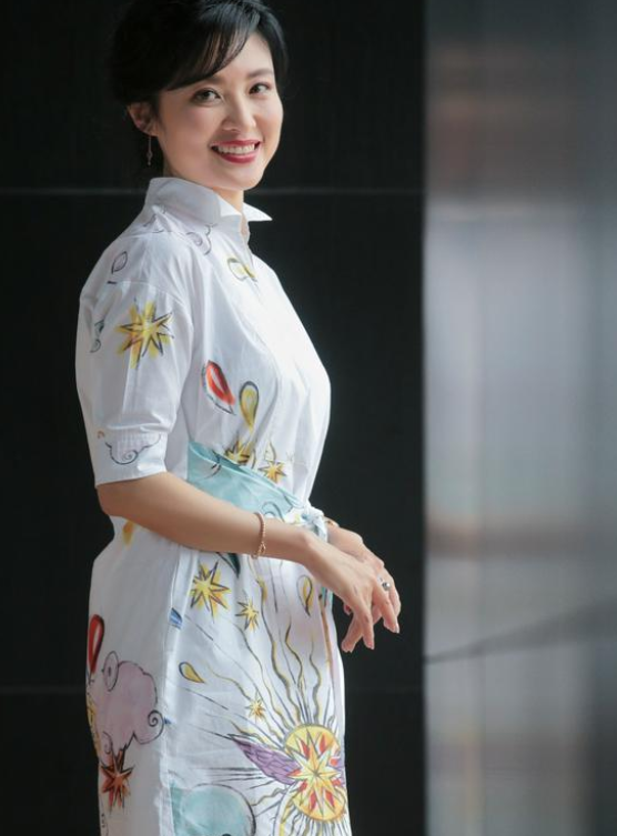 回顾主持人周涛与姚宏离婚后转身再嫁富豪直言对女儿心中有愧