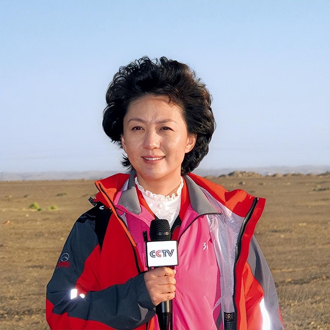 回顾"国民大姐"海霞:嫁清华教授,结婚22年,和女儿合照似姐妹