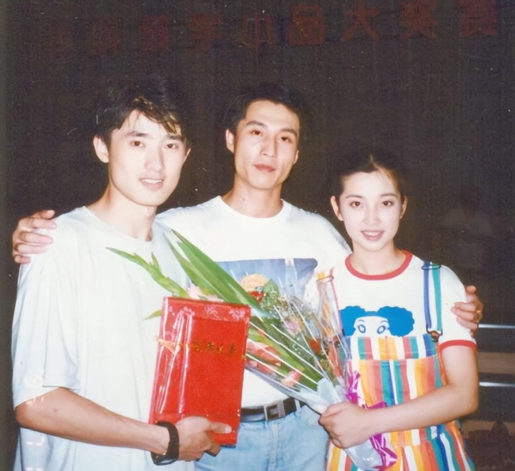 回顾演员徐露巅峰时退隐与名导结婚48岁和19岁女儿像姐妹
