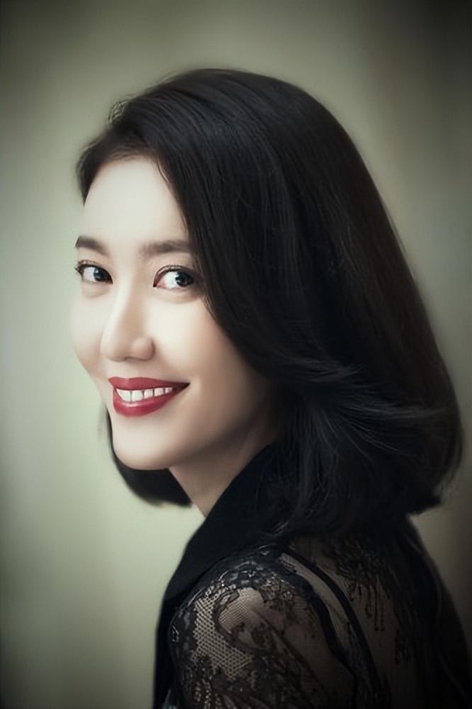 回顾演员高露我这辈子正确的决定就是隐婚为丈夫生下一儿一女