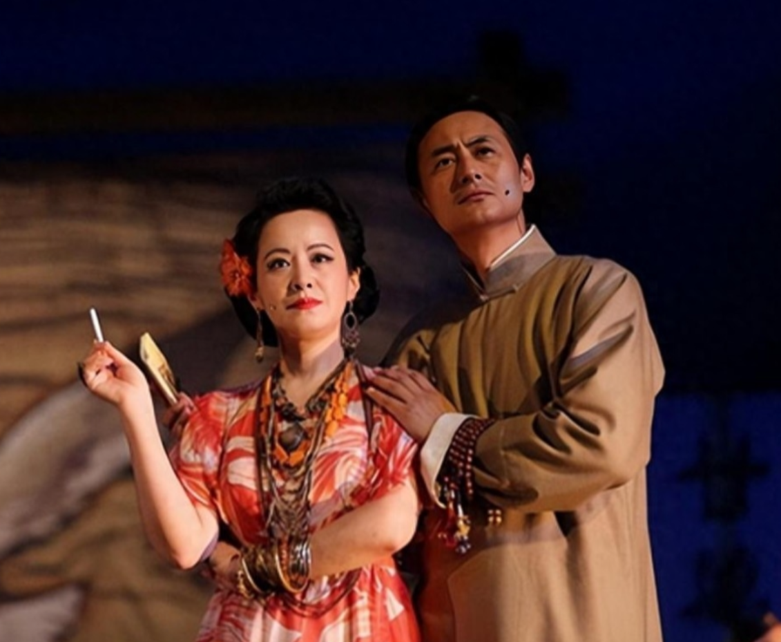 何群也始终对剧雪充满敬意,经常在各种场合夸赞她的专业素养和个人