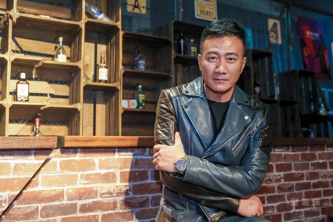 像是一支狼群里的狼王;生活里的胡军温暖又风趣,他将自己藏在肌肉下的