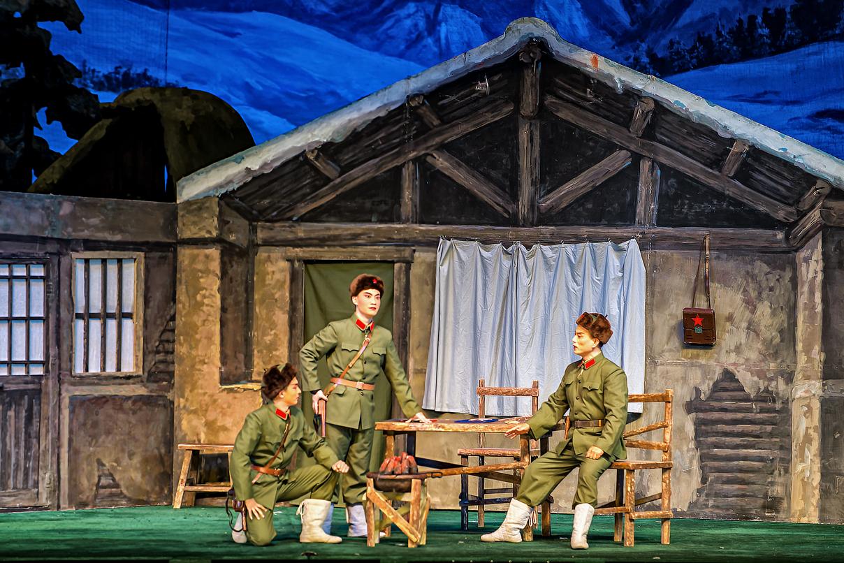 回顾智取威虎山拍摄时剧组集体叛逃回国后说我们是为弘扬国粹