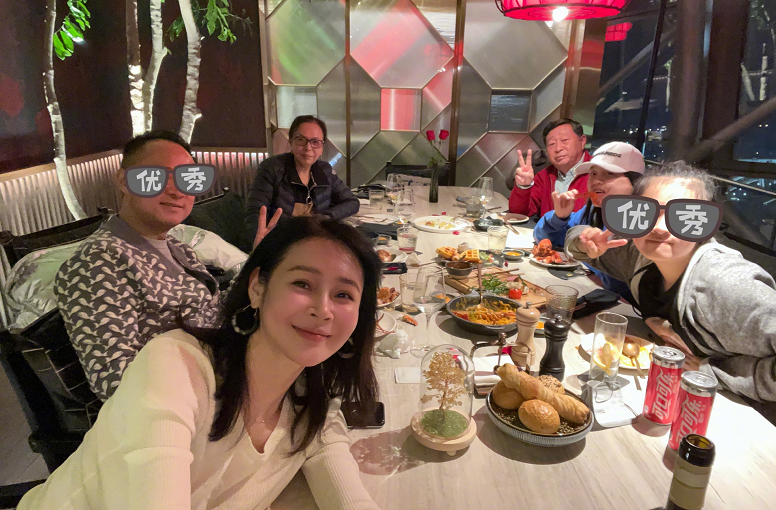 回顾演员于明加我这辈子正确的决定就是为普通丈夫生了两个女儿