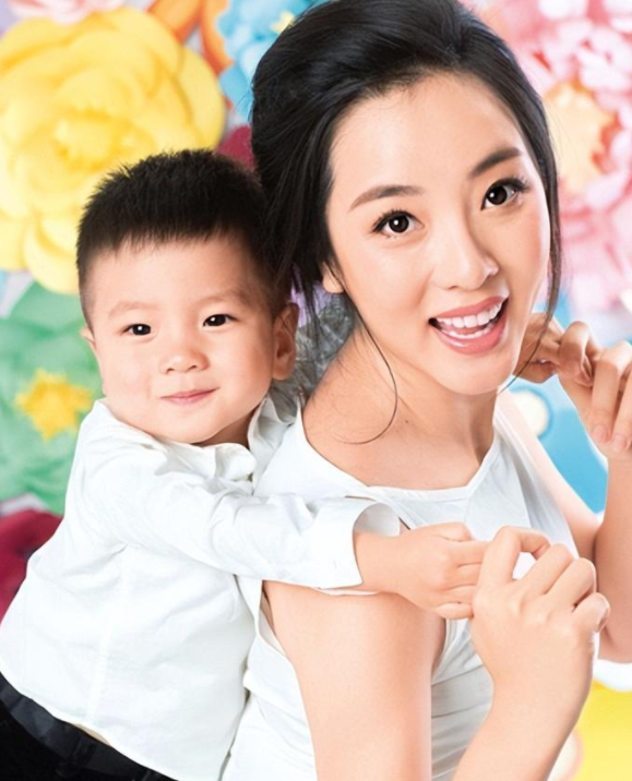 回顾央视花旦李思思嫁大学同学3年生2子婚后被老公宠上天