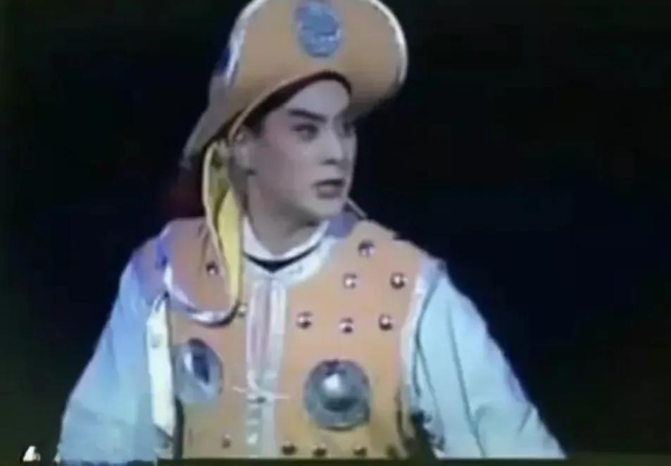 回顾他在亮剑饰演丁伟48岁爆红今66岁在农村别墅养老