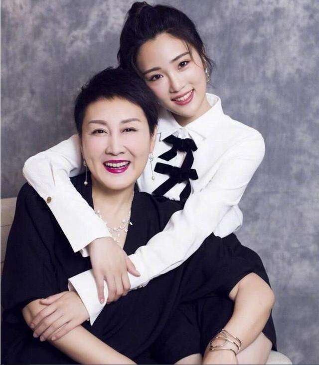 回顾张凯丽远赴深圳为爱息影与婆婆同住23年丈夫是她的后盾