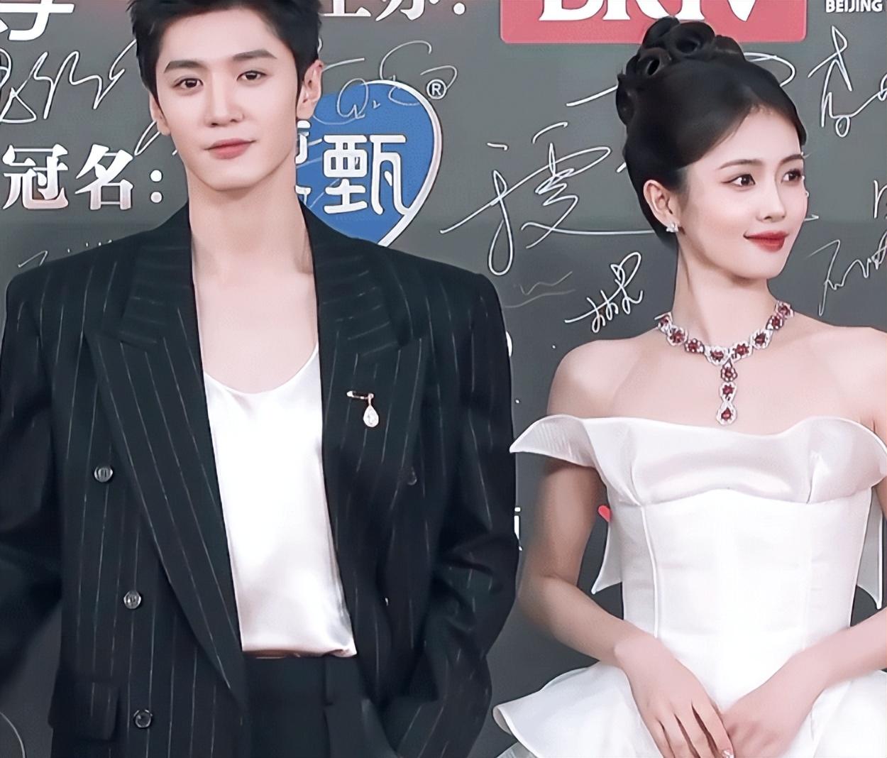 肖战邓为携手座位更是咖位白鹿赵露思王鹤棣待遇超卓