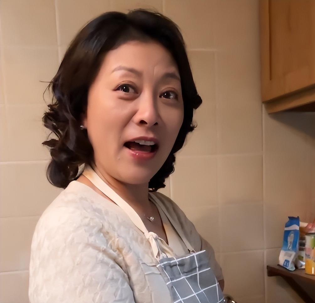 回顾23岁获影后巅峰时结婚又离婚女儿被张嘉译热捧是她的骄傲