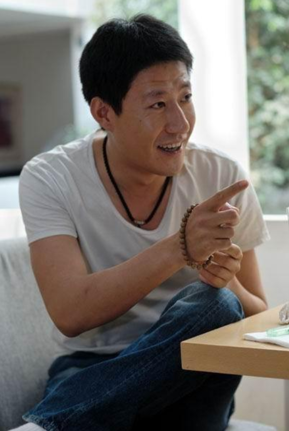 回顾于震一婚妻子说他家暴二婚妻子说他宠妻哪一个是真实的