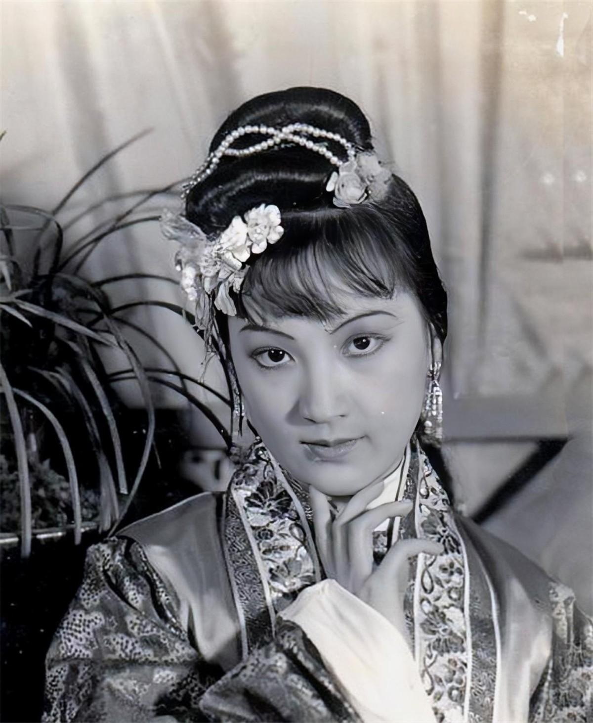 回顾周璇:30年代当红女星,3段婚恋无疾而终,37岁死于精神病院