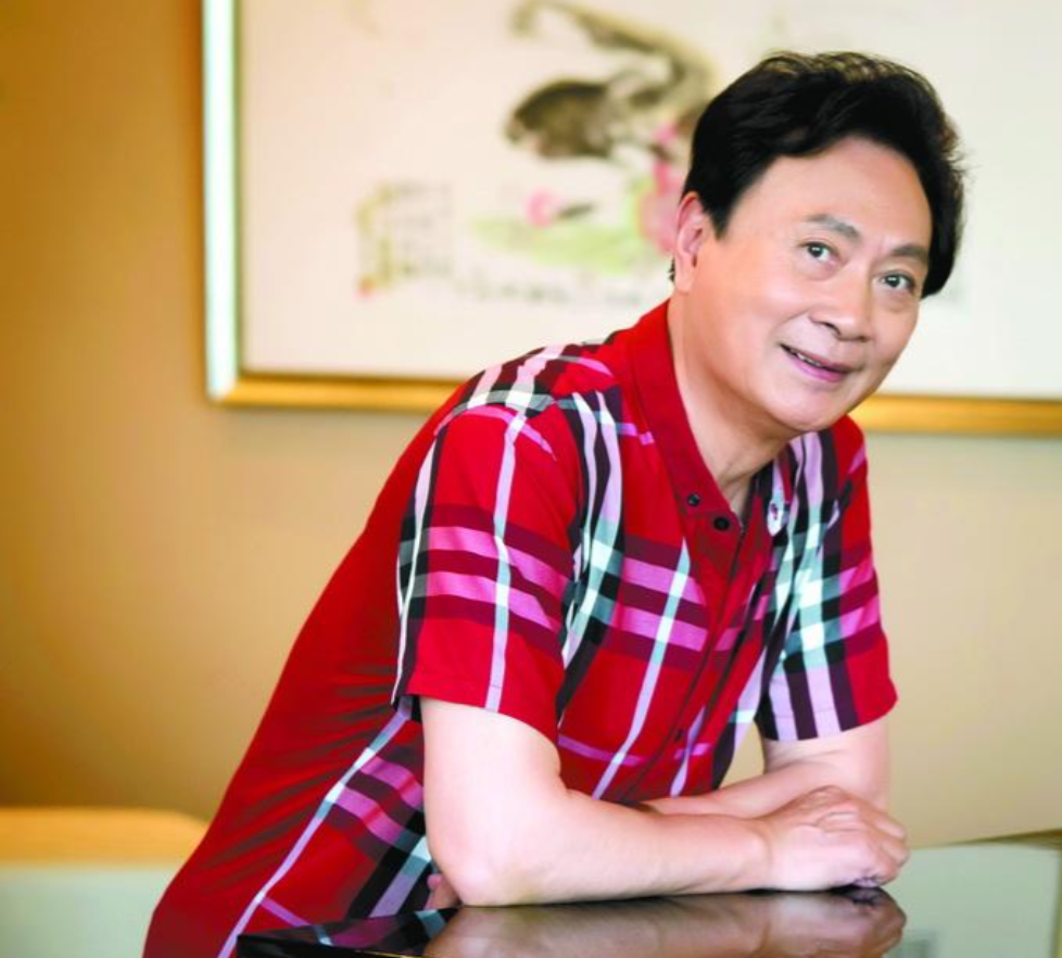 回顾演员梁波罗低调娶平凡妻子恩爱几十年晚年生活幸福美满