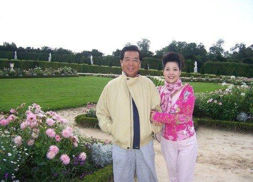 名字叫李天一.梦鸽从产房退出来后,李双江一眼看到了小儿子李天一.