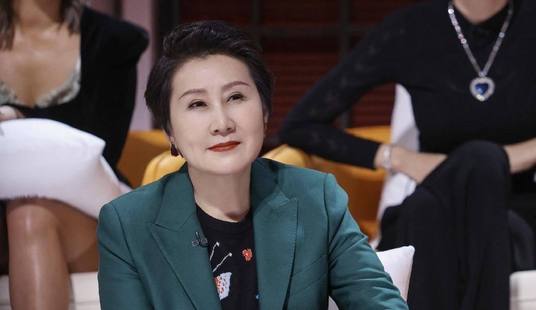 回顾张凯丽远赴深圳为爱息影与婆婆同住23年丈夫是她的后盾