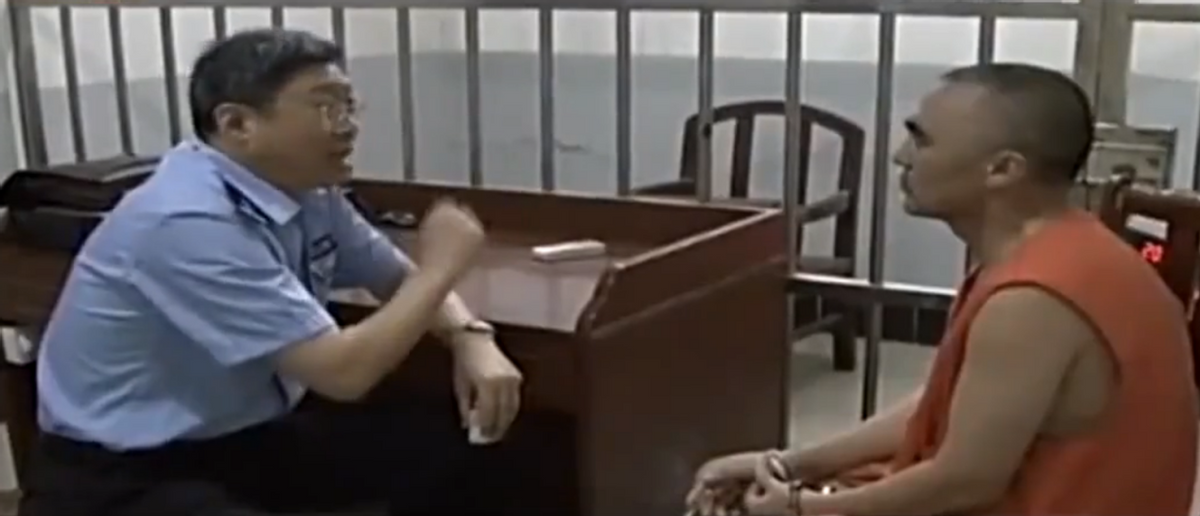 相较于其他嫌犯进局子后的坦然,卫求其人仿佛背负着巨大的负担,好像