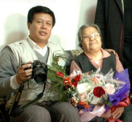 邵云环的儿子曹磊在得知母亲遇难的消息之后,整个人呆住了.