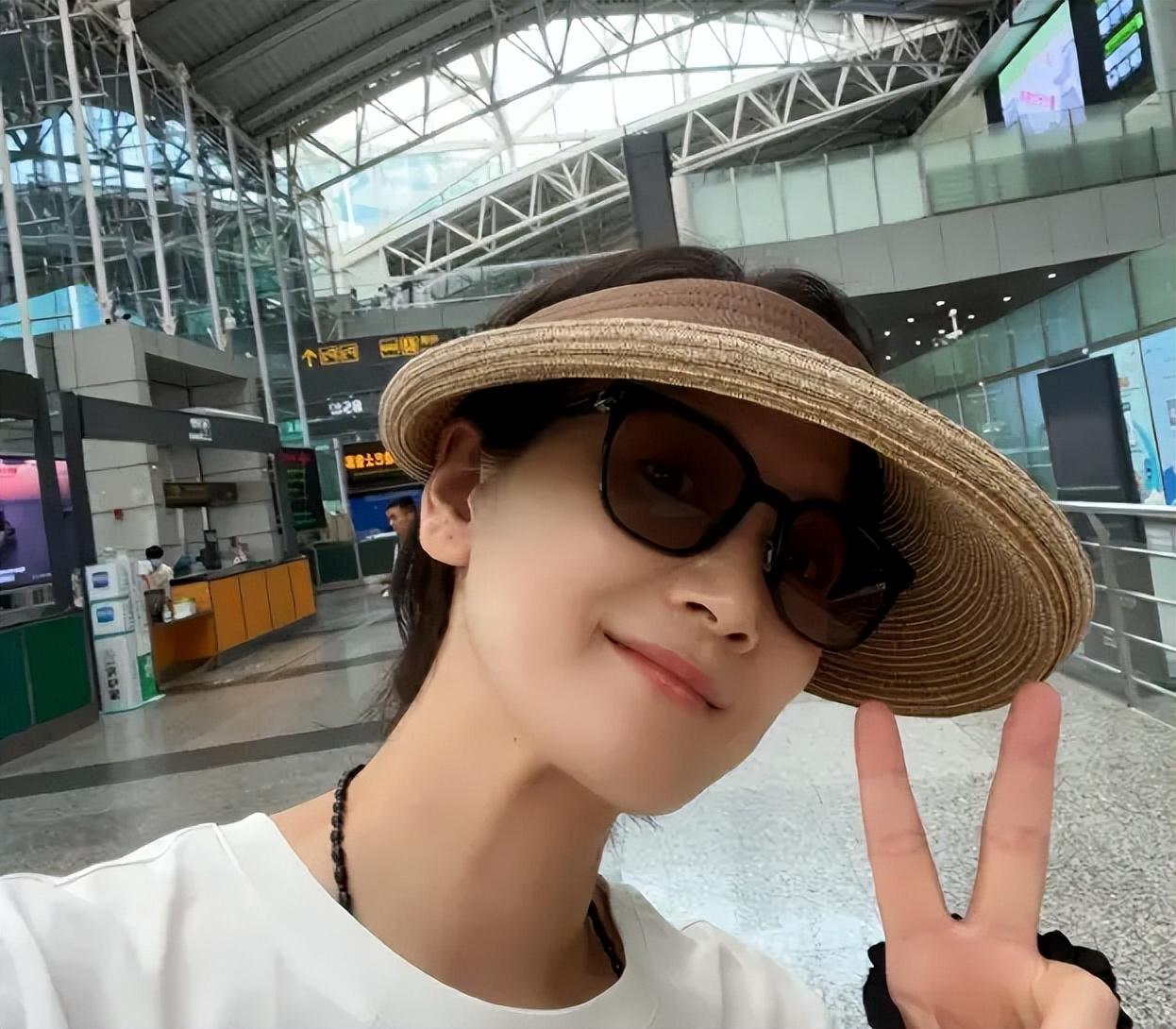 回顾她是侯勇的三婚娇妻为爱倒追大25岁老公没有孩子也幸福