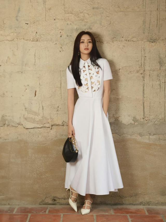 当40岁佟丽娅和33岁李沁站一起我明白了气质面前年龄不值一提