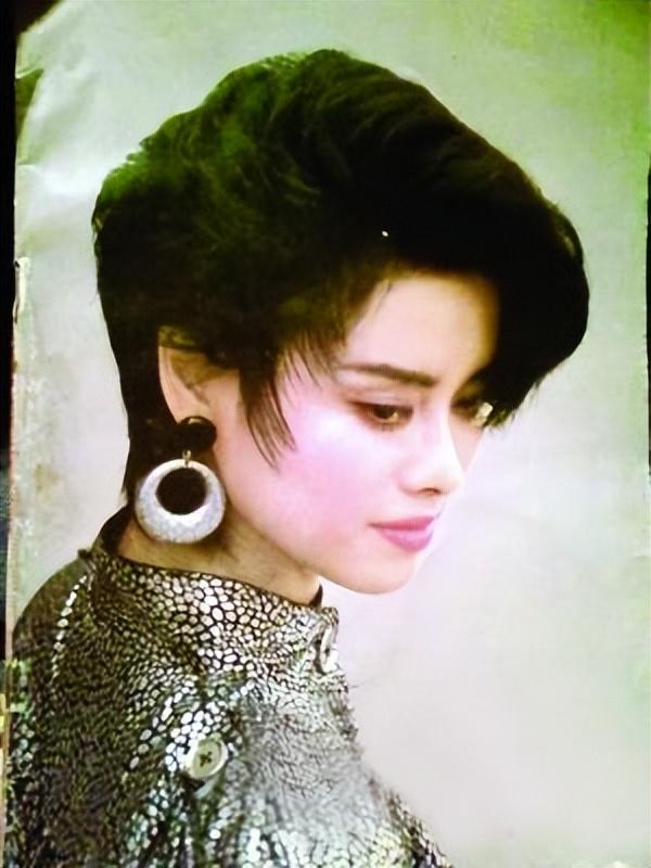 回顾毛阿敏25岁走红26岁跌落神坛40岁嫁富商如今怎样了