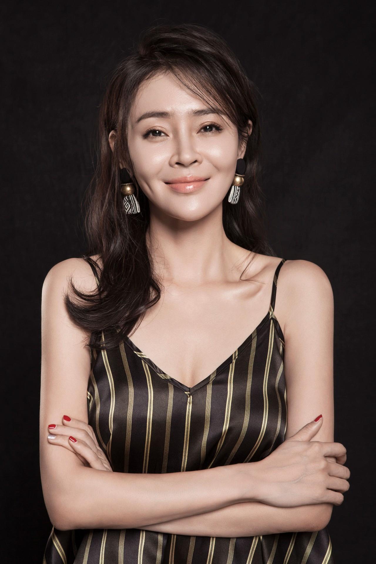 回顾演员于明加:结婚13年只生孩子不做饭,丈夫一家人把她宠成宝