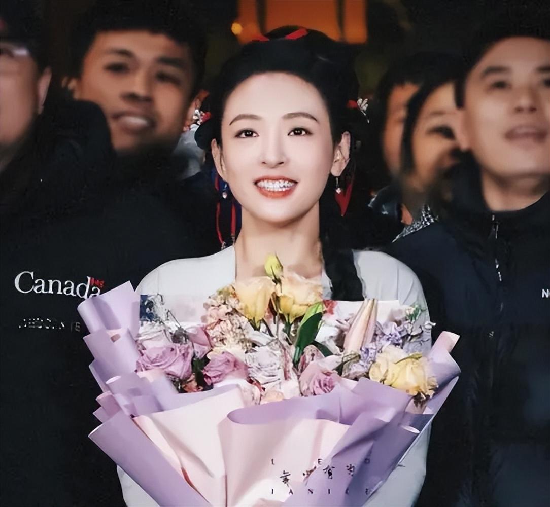 只是因为是艺术系,许多网友都质疑吴倩学霸的真实性,但是咨询一下身边