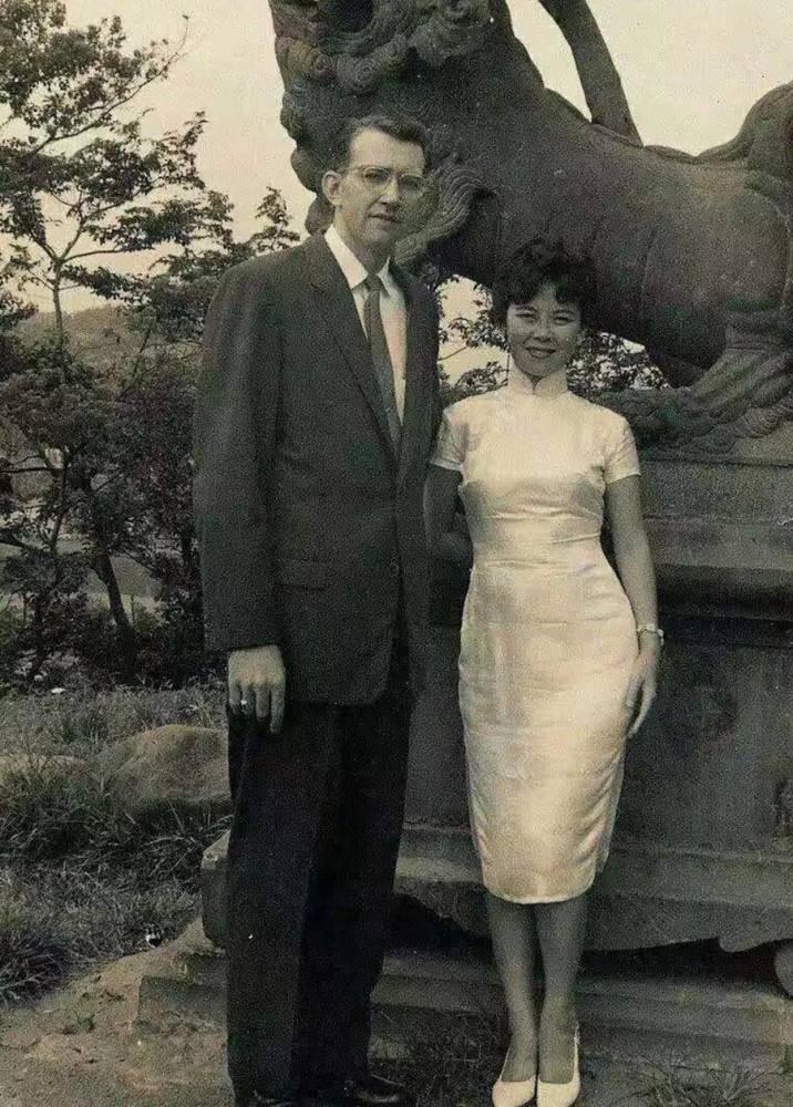 可寄出去的信都是石沉大海,又过了几年,两岸更是断了邮,她每天的生活