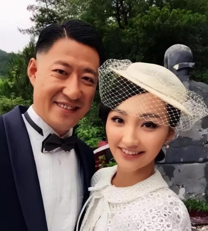 回顾于震一婚妻子说他家暴二婚妻子说他宠妻哪一个是真实的