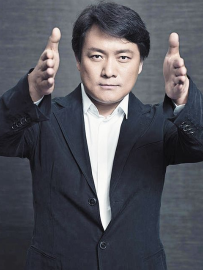 回顾丑角巨兴茂长相奇特7年赚上亿把漂亮老婆宠成宝