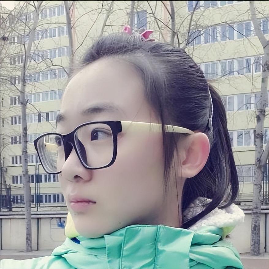 小小年纪的她就继承了父母的优点,双瞳有神,嘴巴小巧.