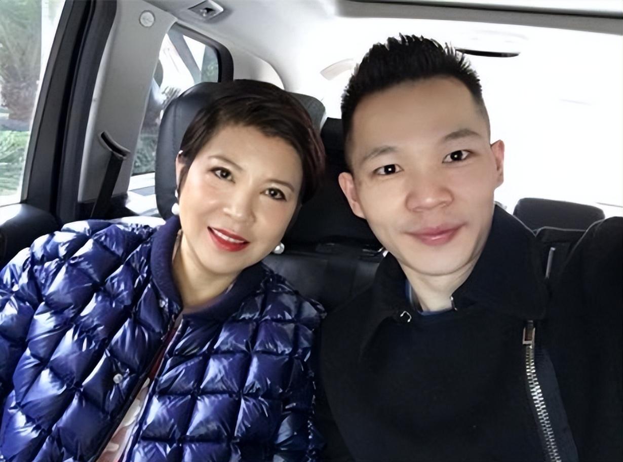 回顾杭天琪二婚嫁小13岁老公47岁冒险生二胎如今生活幸福