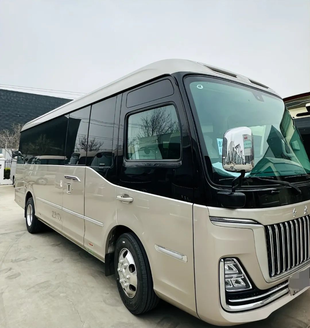 17座红旗豪华中巴车,落地60万!司机需b1驾证!卷死考斯特
