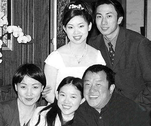 可能受到前任启发,朱锡珍不再执着于感情,甘当隐形人掌管家中财政大权