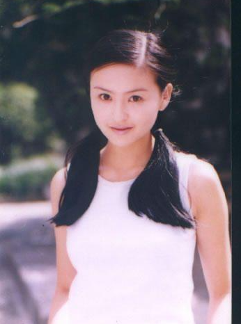 她被誉为干净的女演员富商苦追10年才嫁今和女儿被宠如宝