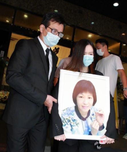 回顾黄日华女儿黄芷晴母亲患病离世后她在父亲眼里一夜长大