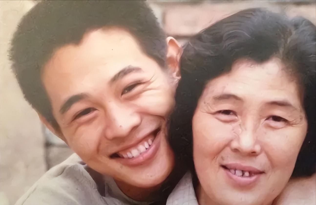 李连杰和母亲"爸爸妈妈都很忙,不忙了就会来看你,你以后赚钱一定要